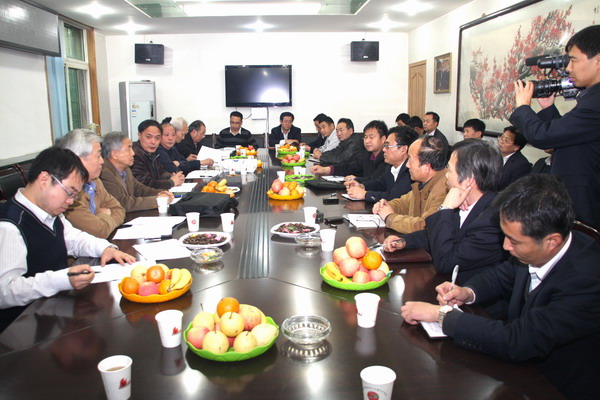 國(guó)家煤礦安全生產(chǎn)專(zhuān)家組到礦通報(bào)會(huì) 國(guó)家煤礦安全生產(chǎn)專(zhuān)家組到礦通報(bào)會(huì)