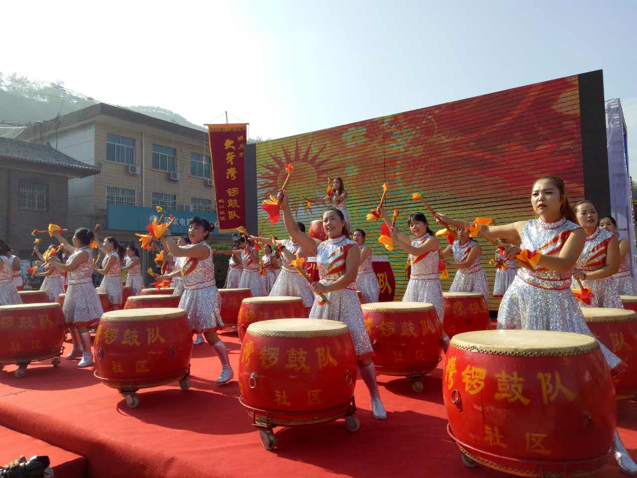 圖為大亞灣鑼鼓隊(duì)現(xiàn)場(chǎng)表演 圖為大亞灣鑼鼓隊(duì)現(xiàn)場(chǎng)表演