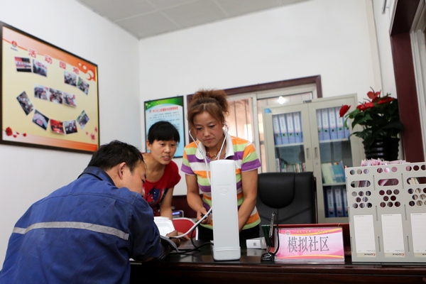 礦模擬社區(qū)的礦嫂為剛升井職工測(cè)量血壓 礦模擬社區(qū)的礦嫂為剛升井職工測(cè)量血壓
