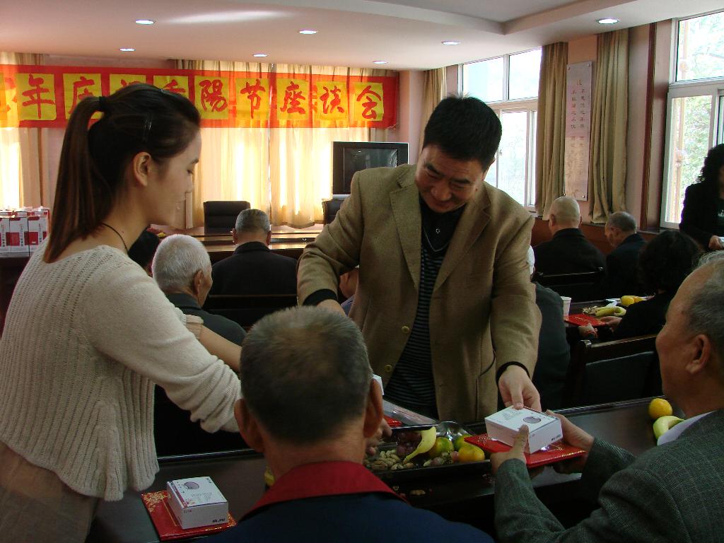 社區(qū)領(lǐng)導(dǎo)給老同志送上節(jié)日祝福 社區(qū)領(lǐng)導(dǎo)給老同志送上節(jié)日祝福