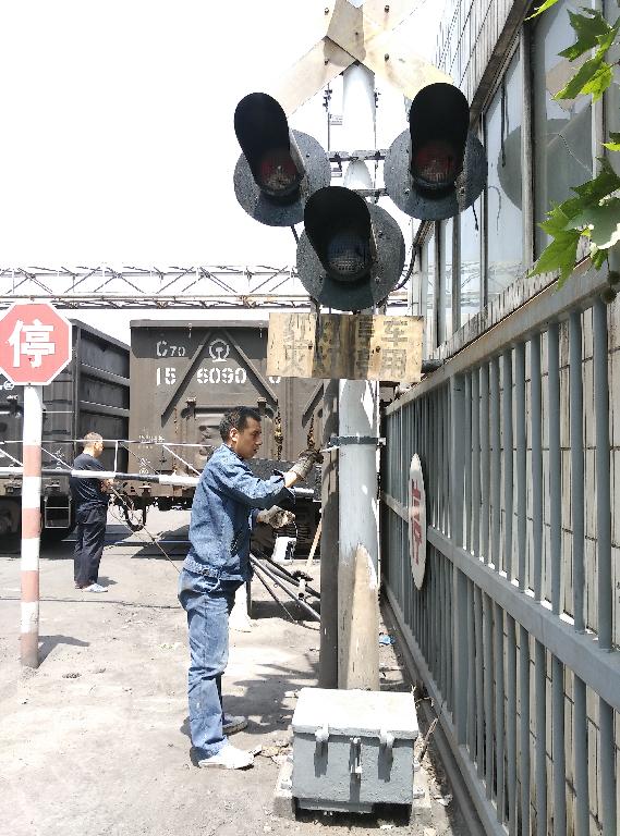 鐵運(yùn)職工對(duì)渭河電廠道口信號(hào)報(bào)警器刷漆 鐵運(yùn)職工對(duì)渭河電廠道口信號(hào)報(bào)警器刷漆