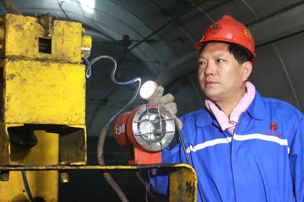 運(yùn)輸區(qū)區(qū)長雷平義第一個到現(xiàn)場確認(rèn)機(jī)車安全狀態(tài) 運(yùn)輸區(qū)區(qū)長雷平義第一個到現(xiàn)場確認(rèn)機(jī)車安全狀態(tài)