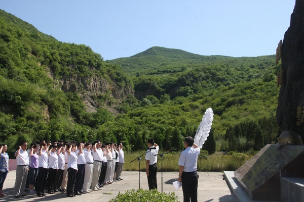 廣大干部職工在安全警示紀念碑前齊頌安全誓詞 廣大干部職工在安全警示紀念碑前齊頌安全誓詞
