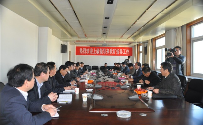 圖為印臺(tái)區(qū)政法委一行與玉華礦參會(huì)人員進(jìn)行座談 圖為印臺(tái)區(qū)政法委一行與玉華礦參會(huì)人員進(jìn)行座談