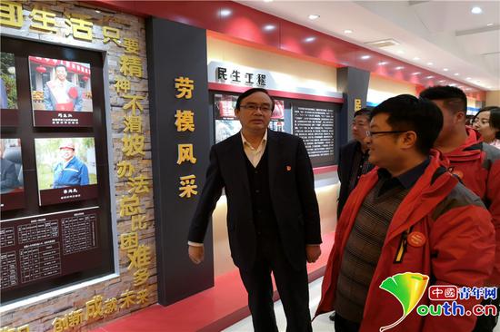 采風(fēng)團(tuán)成員參觀下石節(jié)煤礦。閻夢(mèng)圓　攝