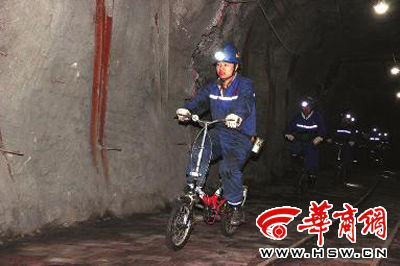 下石節(jié)煤礦工人在礦道里騎自行車本報(bào)記者 薛振宇 攝 下石節(jié)煤礦工人在礦道里騎自行車本報(bào)記者 薛振宇 攝