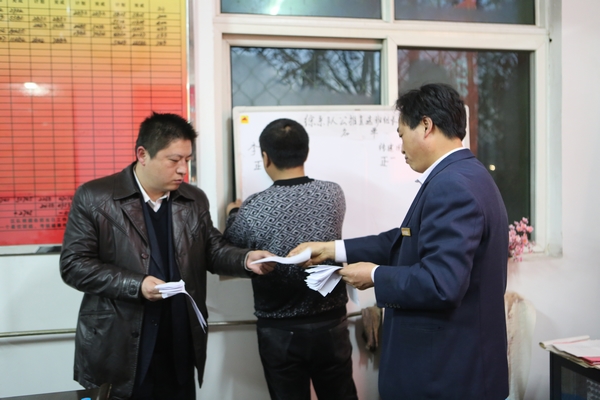 工作人員現(xiàn)場計票 工作人員現(xiàn)場計票