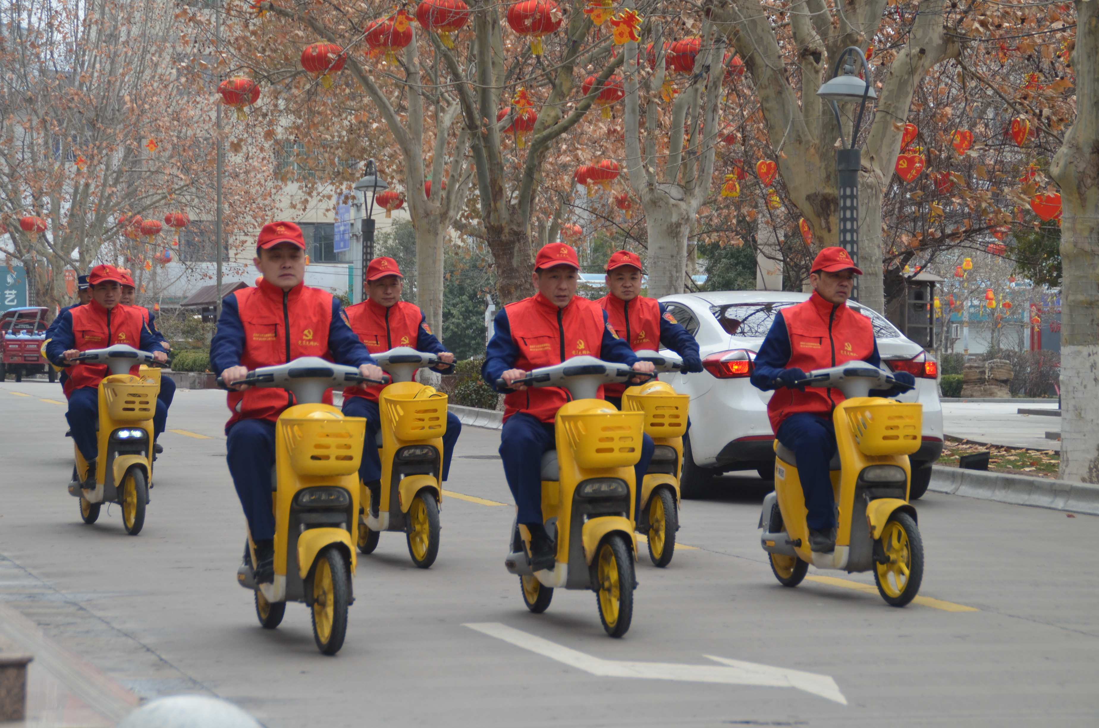 公司團委組織青年志愿者在市區(qū)宣傳綠色出行、文明出行志愿服務活動