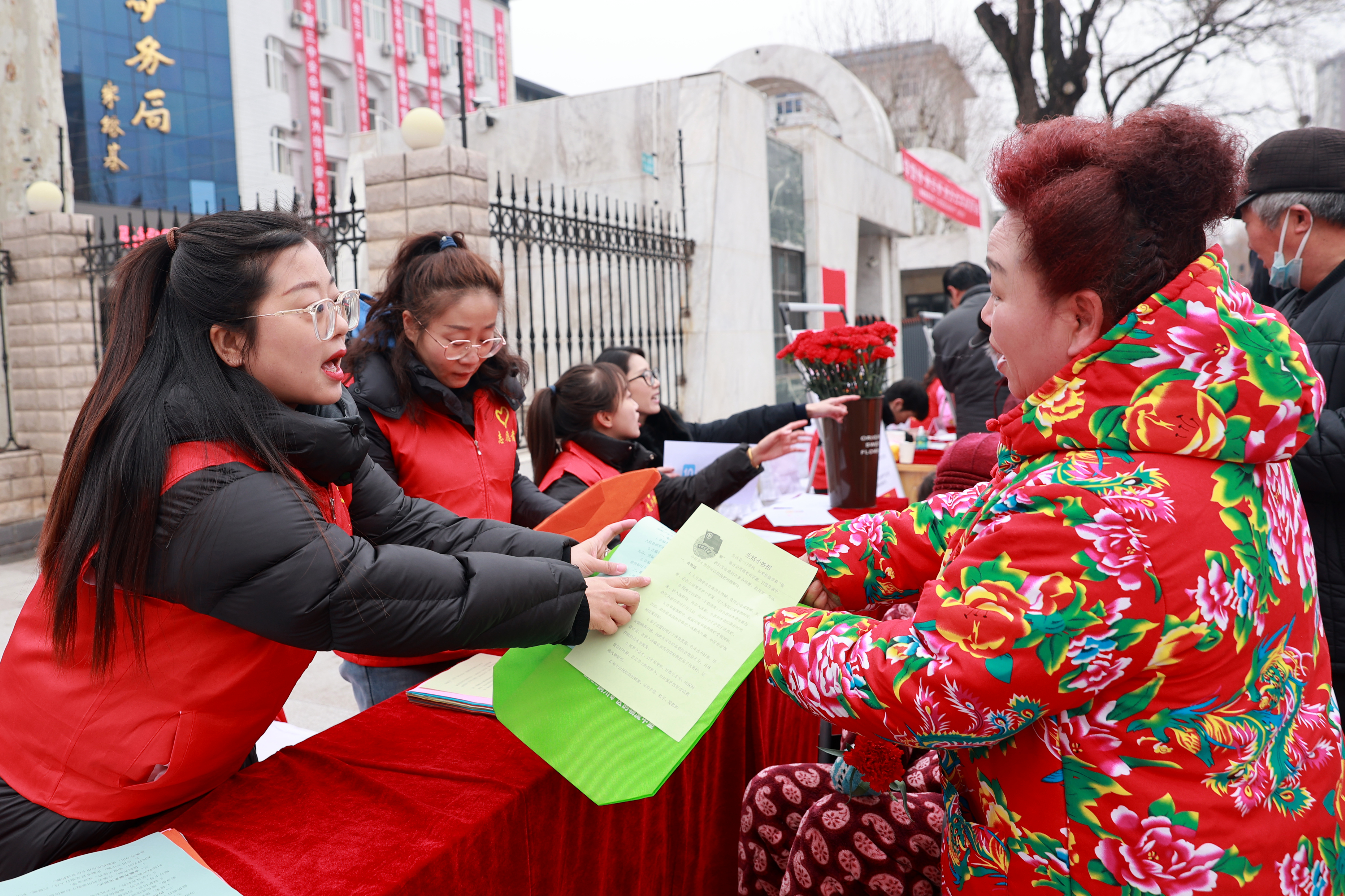 公司團委聯(lián)合陜煤集團總部開展“學雷鋒 做志愿 服務改革建新功”主題活